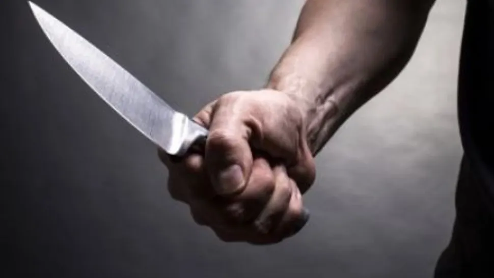 Scene șocante la Buzău: un bărbat și-a înjunghiat de 7 ori vecina după ce l-a refuzat