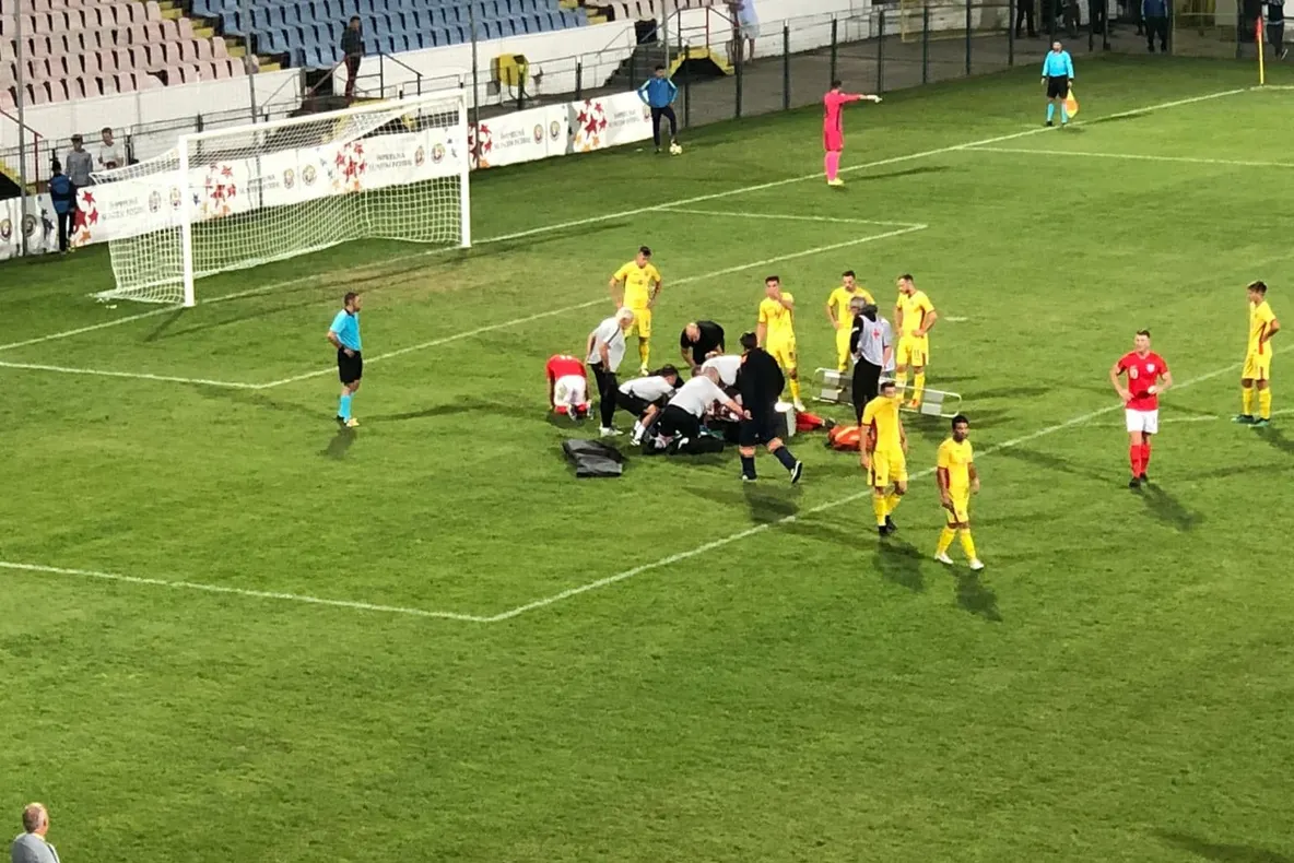 Video | Un fotbalist englez a ajuns direct la spital, dupa un meci disputat pe Gloria