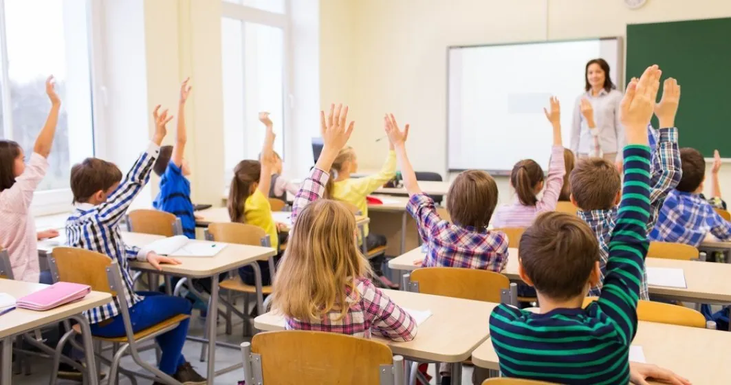 Din nou în bănci. Elevii și pfeșcolarii încep astăzi cursurile semestrului doi