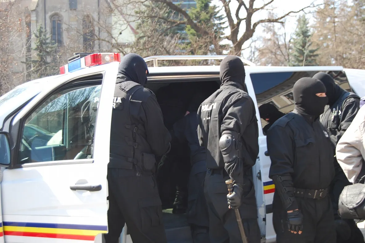 60 de persoane audiate şi 15 tone de tutun ridicate de poliţişti în urma percheziţiilor în 22 de judeţe şi Buzău