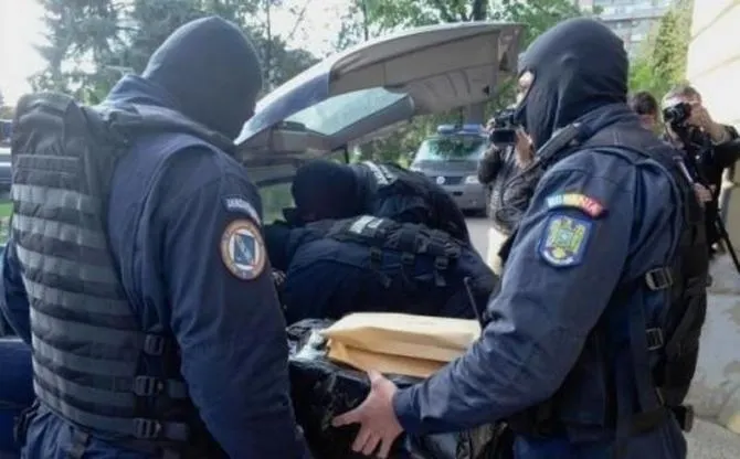 Aproape 100 de percheziții la persoane bănuite de comercializarea ilegală de tutun
