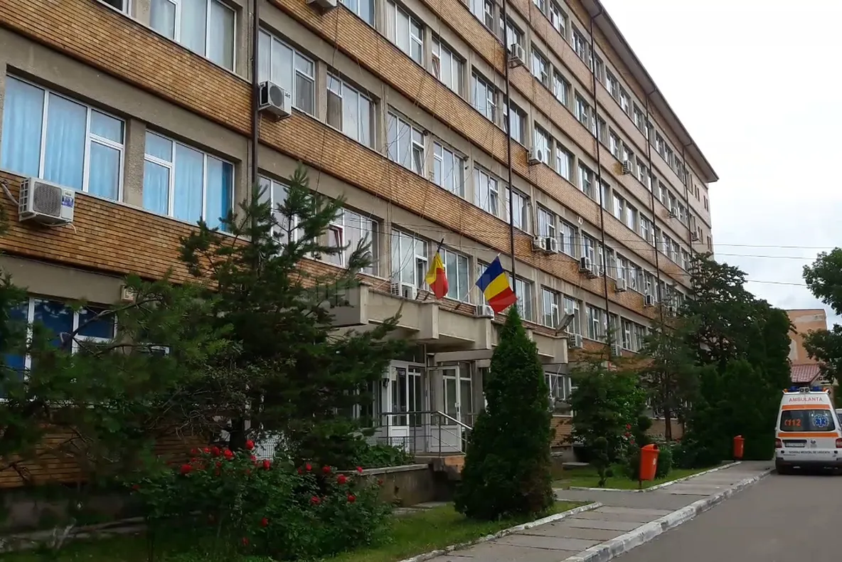 Bătut cu bestialitate chiar în curtea Spitalului Județean