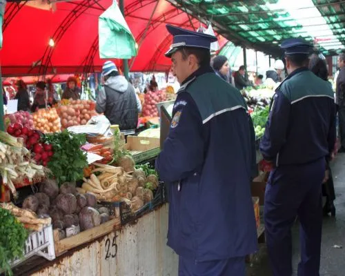 Bărbat atacat cu satârul, în Piața Centrală