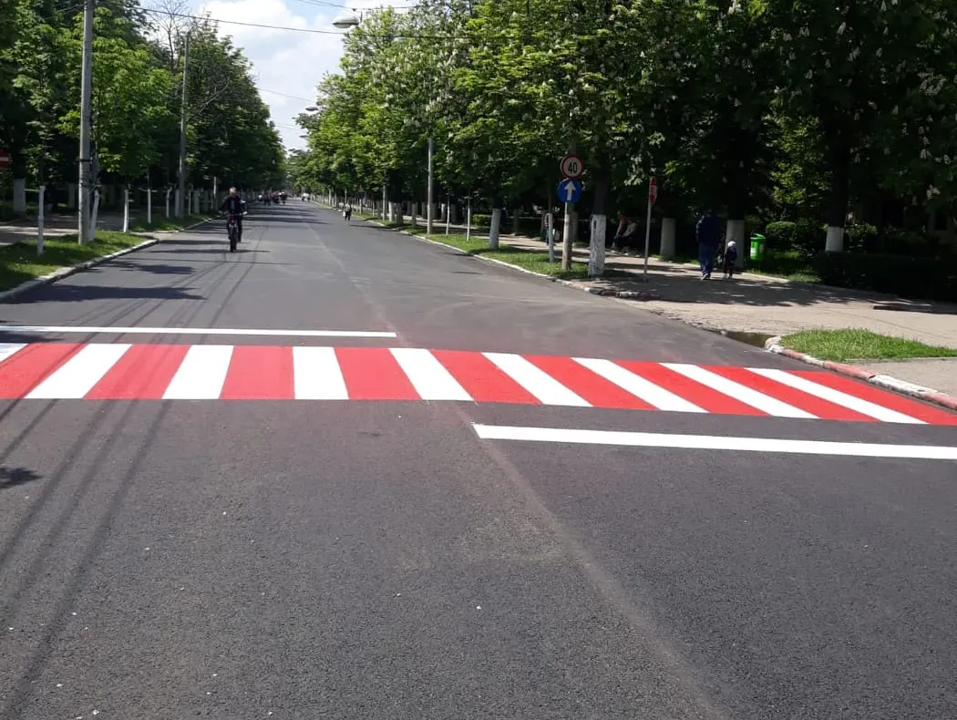 Zebre alb-roșii, piste velo și bănci cu logo-ul Buzăului