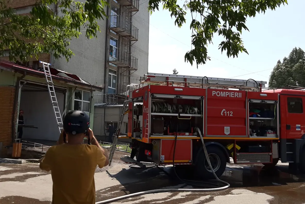 Incendiu izbucnit la intrarea în Spitalul Județean de Urgență Buzău