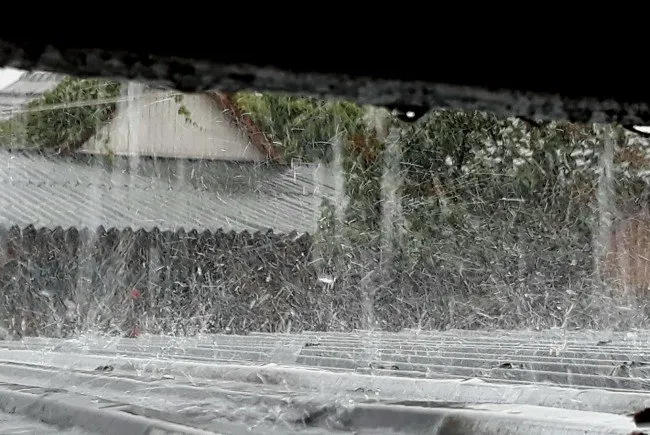 Județul Buzău, sub cod galben de averse torenţiale, vijelii şi grindină