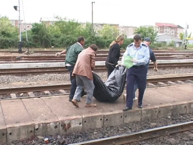 O secundă de neatenție a făcut ca o femeie să sfârșească sub roțile trenului