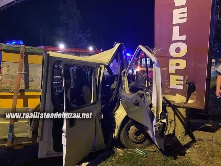 Mașină încărcată cu stupi, răsturnată pe Șoseaua Brăilei