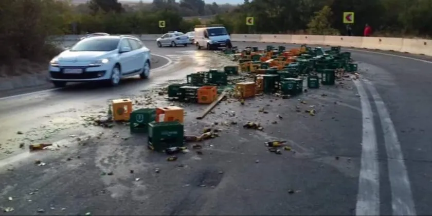 "Prăpăd" în Olt. S-a răsturnat un tir plin cu bere din Buzău