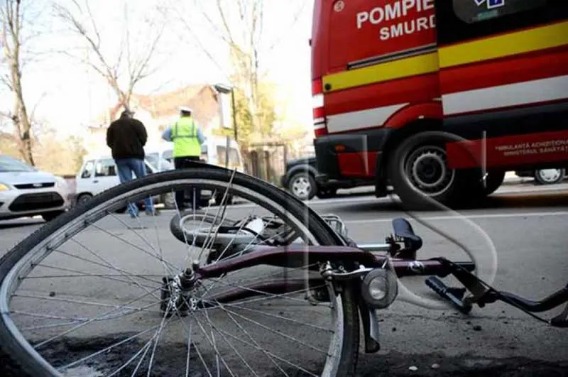 Biciclist lovit de mașină, pe Strada Patriei