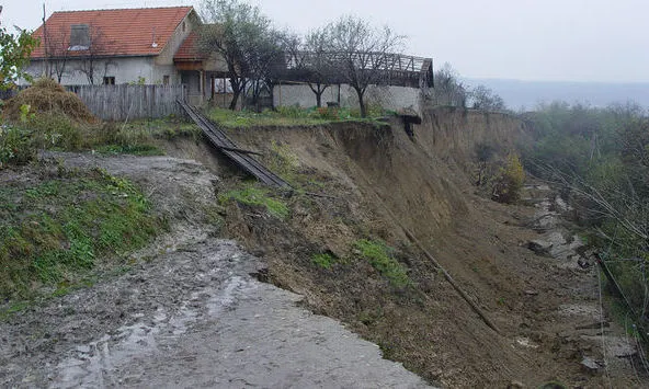 Cimitirul și 6 case din Mărăcineni, în pericol. O alunecare de teren afectează întreaga zonă