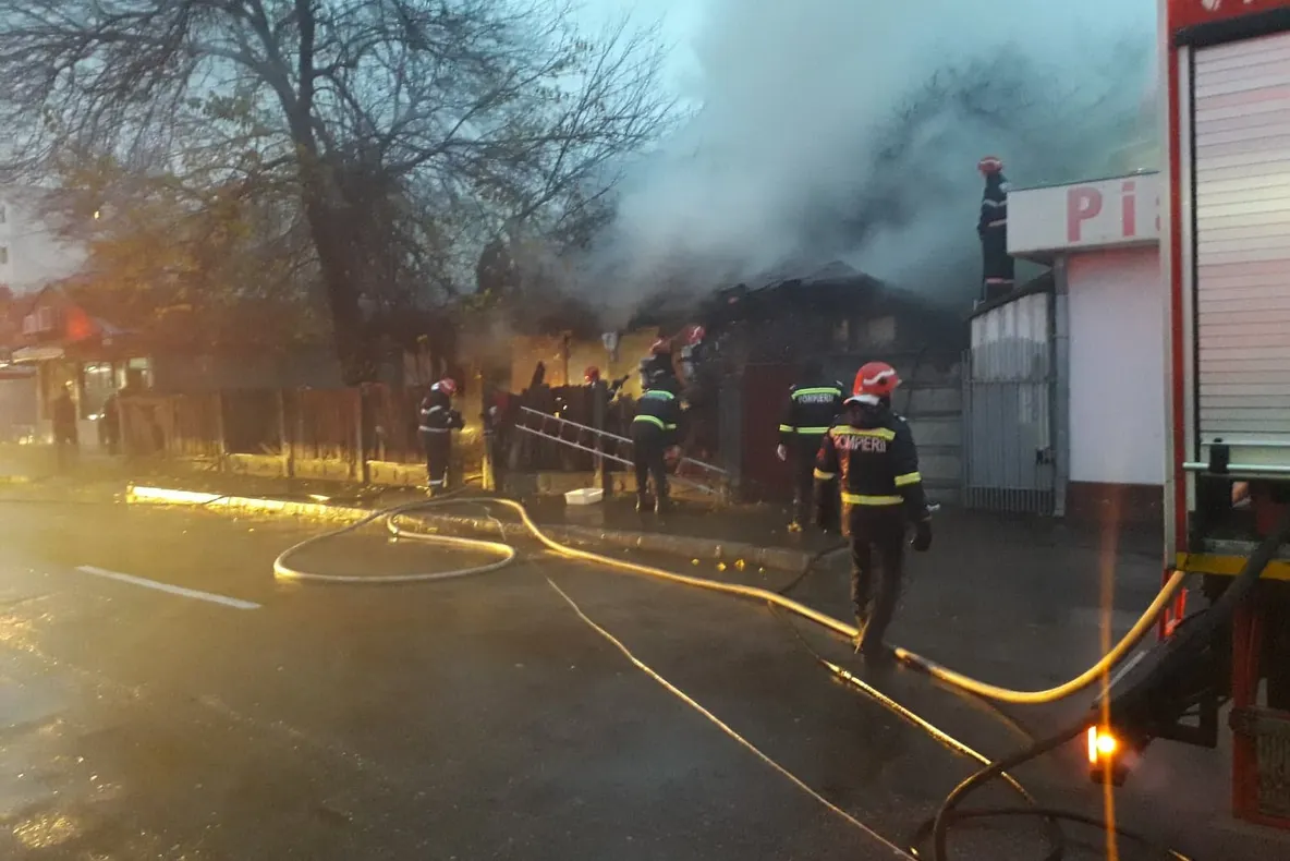 Casă din vecinătatea Pieței Dorobanți, în flăcări