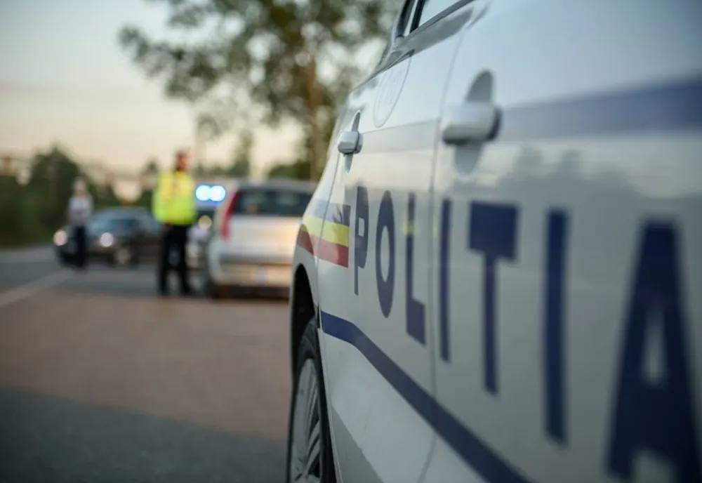 Urmărire ca în filme! Polițiștii au tras 13 focuri de armă după ce autoutilitara pe care o urmăreau a lovit mașina poliției!