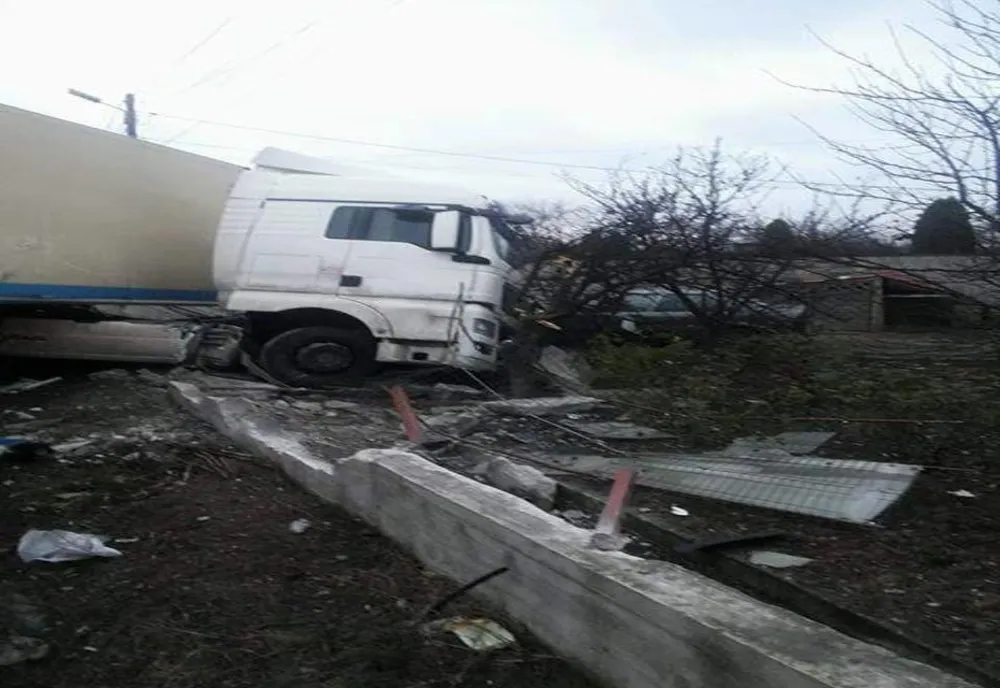 A intrat cu TIR-ul în curtea unui localnic din Spătaru