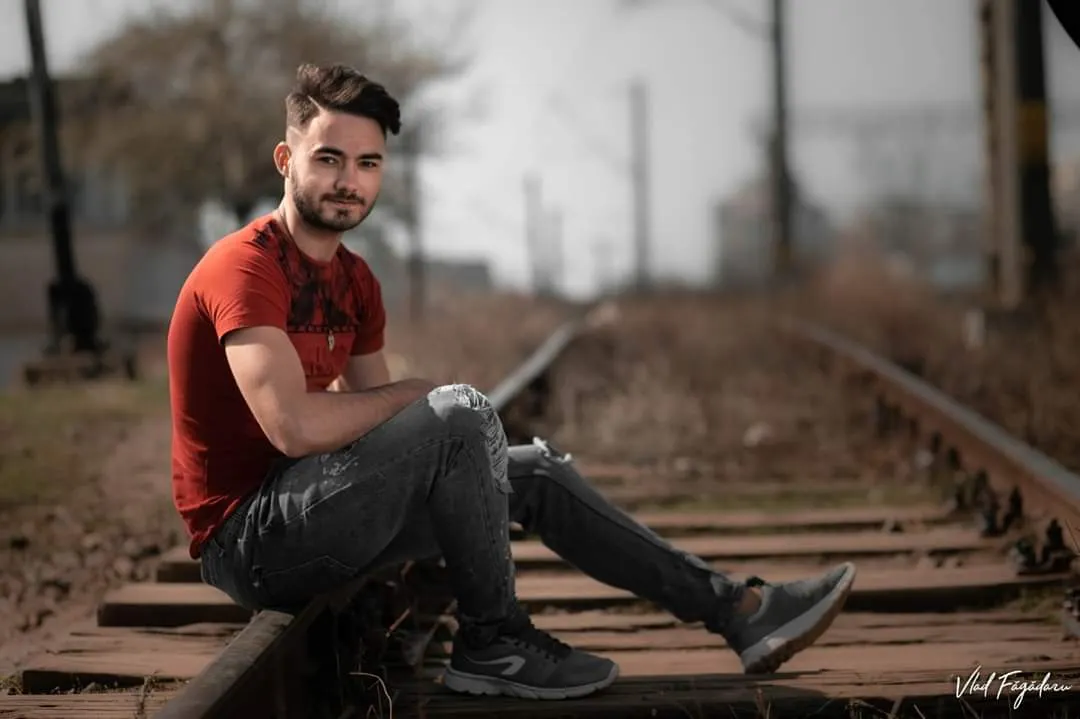 Flori, coroane și lumânări pentru sufletul tânărului Vasile Burtea