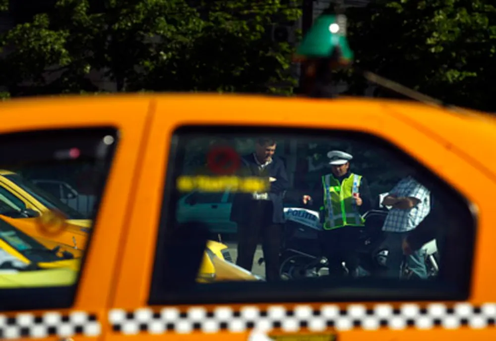 Taximetrist tâlhărit de iubitul gelos al unei cliente
