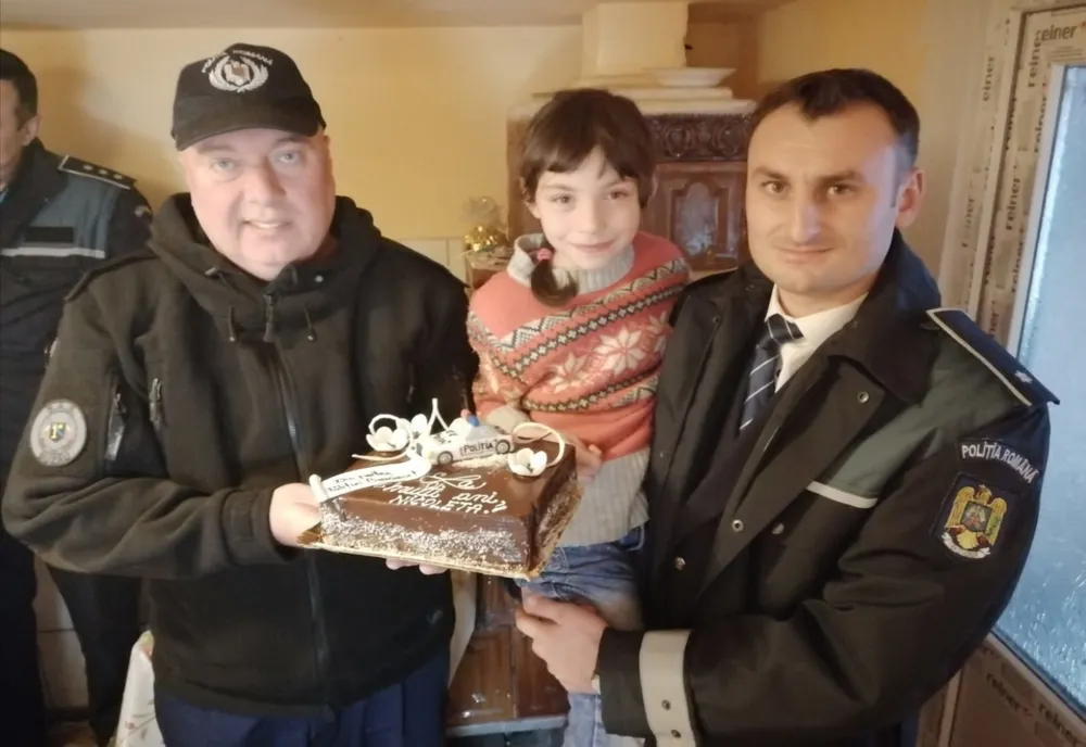 Vizită de suflet a polițiștilor buzoieni. Nu au uitat fetița pe care au salvat-o