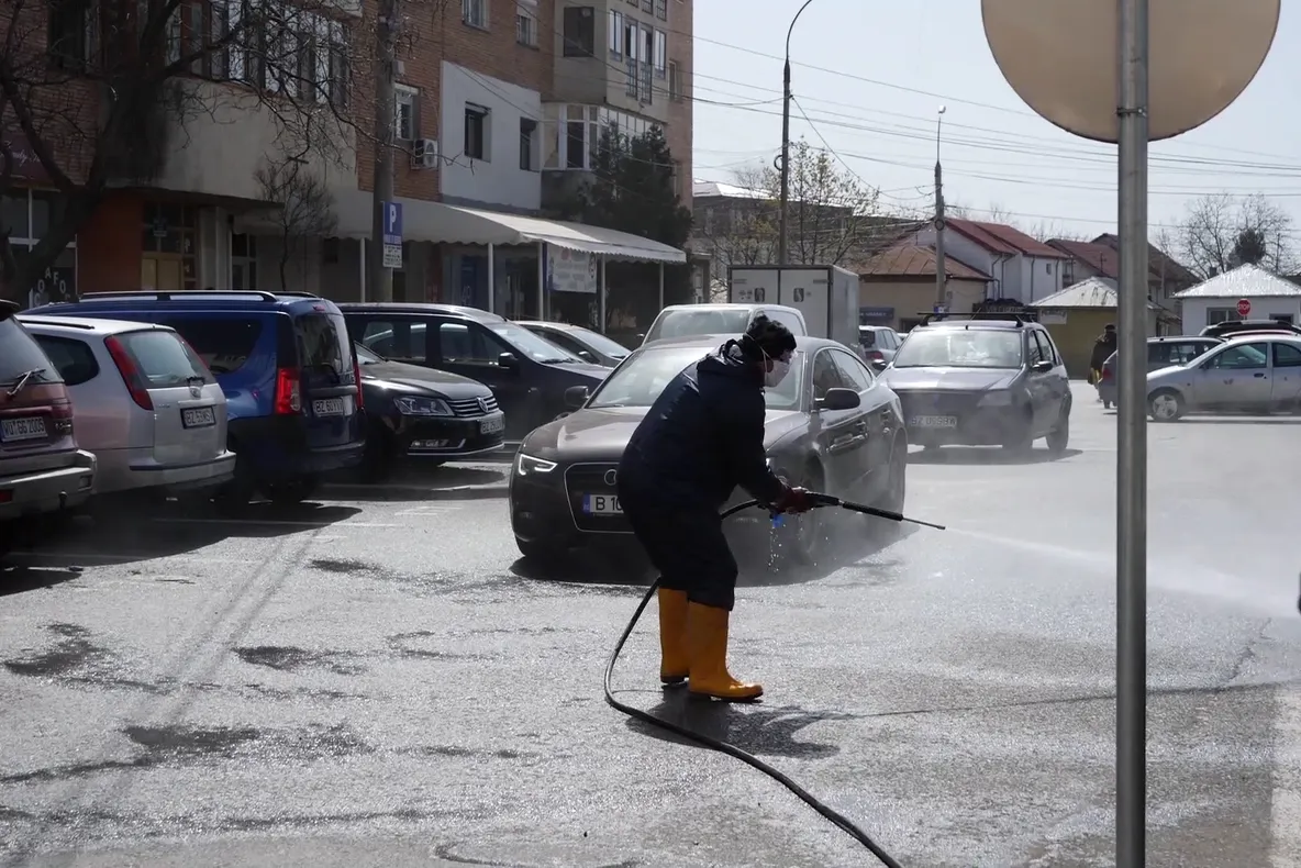 Străzile din Buzău, stropite cu  dezinfectant