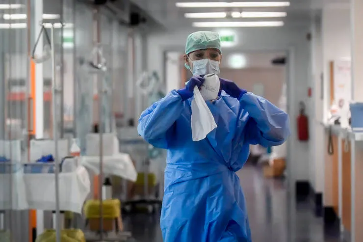 Două asistente, două infirmiere și un bebeluș, infectați cu COVID în ultimele 24 de ore