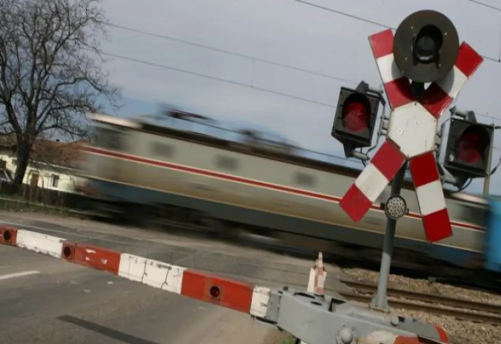 Inconștiență extremă. Unii șoferi nu respectă nici măcar regulile de trecere la nivel cu calea ferată