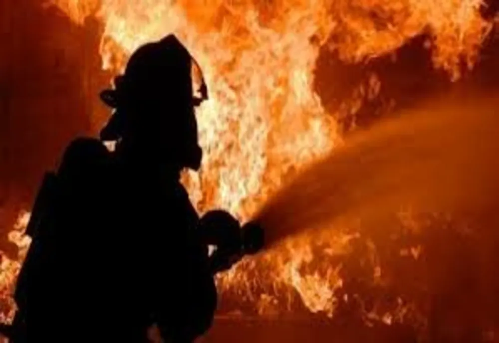 Un incendiu de vegetație uscată a cuprins o linie de cale ferată dezafectată