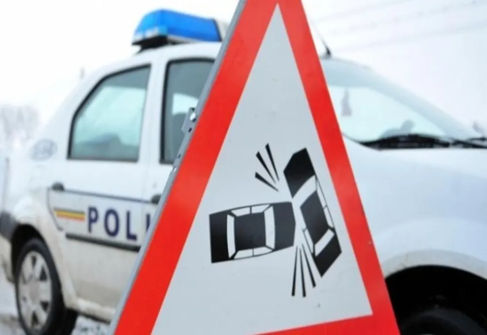 Trei tineri s-au răsturnat cu mașina și au văzut moartea cu ochii