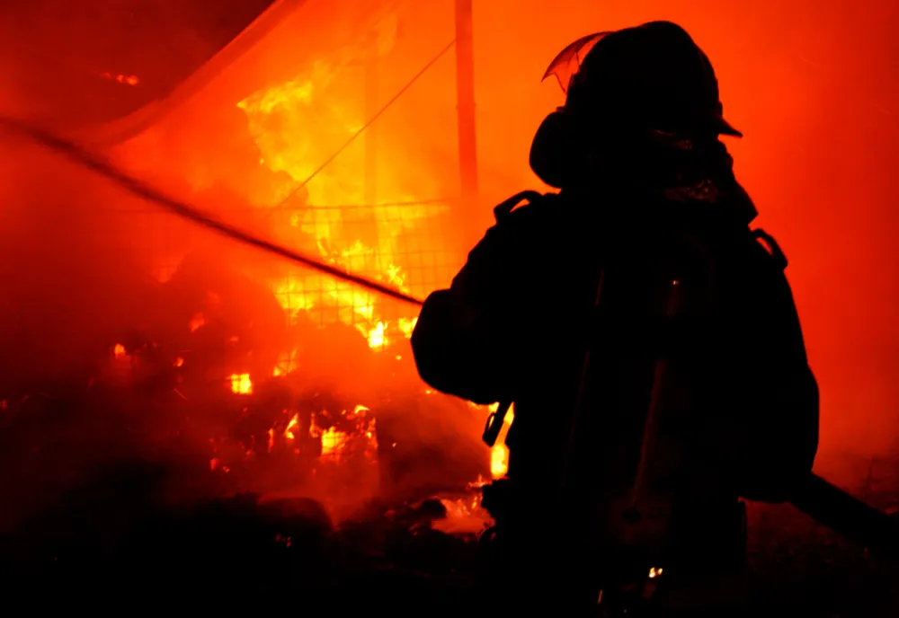 Incendiu puternic într-o comună din Buzău. Au intervenit pompierii ialomițeni