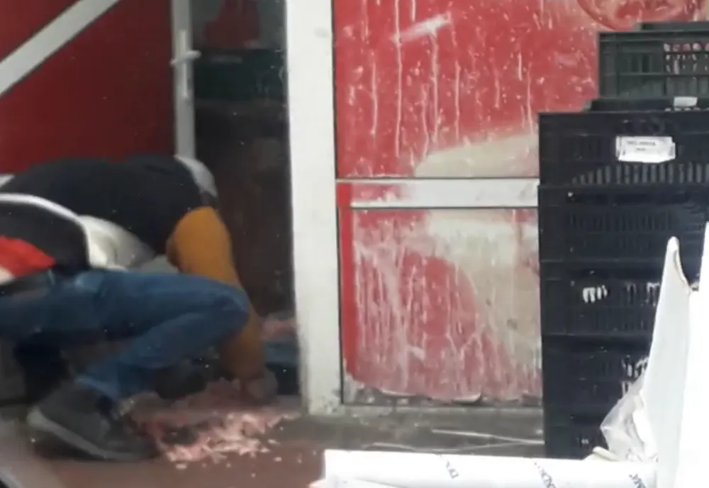 VIDEO: Carne tocată adunată de pe jos. Unde a ajuns acea carne?