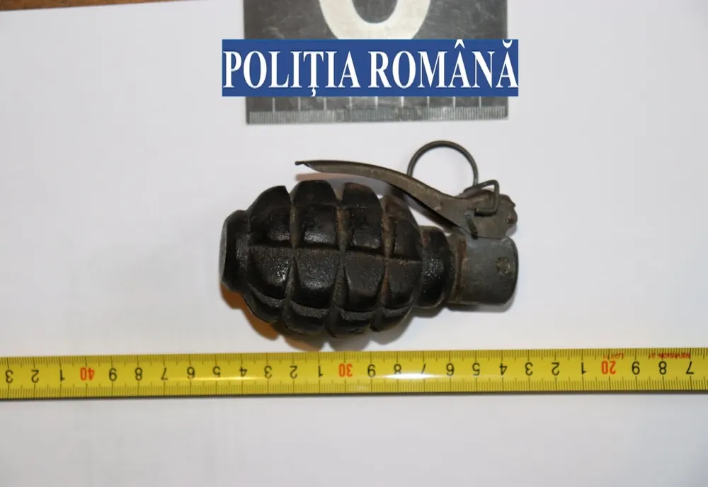 Video: Grenadă descoperită de specialiștii pe linie de arme, explozivi și substanțe periculoase la domiciliul unui buzoian  