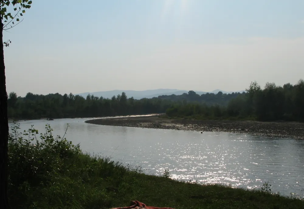 Debitul râului Buzău, în creştere din cauza precipitaţiilor
