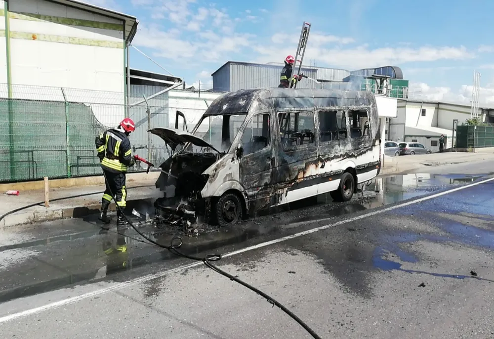 Microbuz în flăcări pe șoseaua Pogoanele