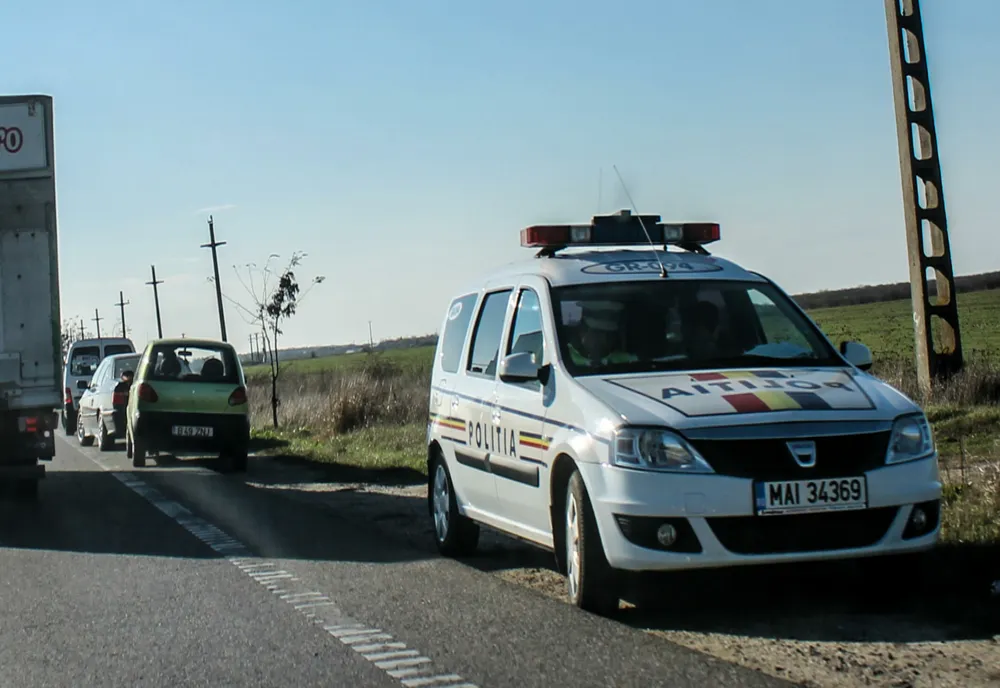 Oprit în trafic pentru viteză, s-a ales cu dosar penal pentru fals privind identitatea