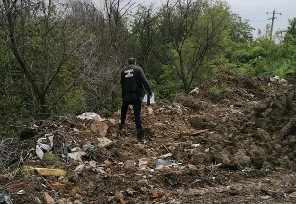 Depozite ilegale de deșeuri menajere, agricole și reciclabile pe raza comunei Merei