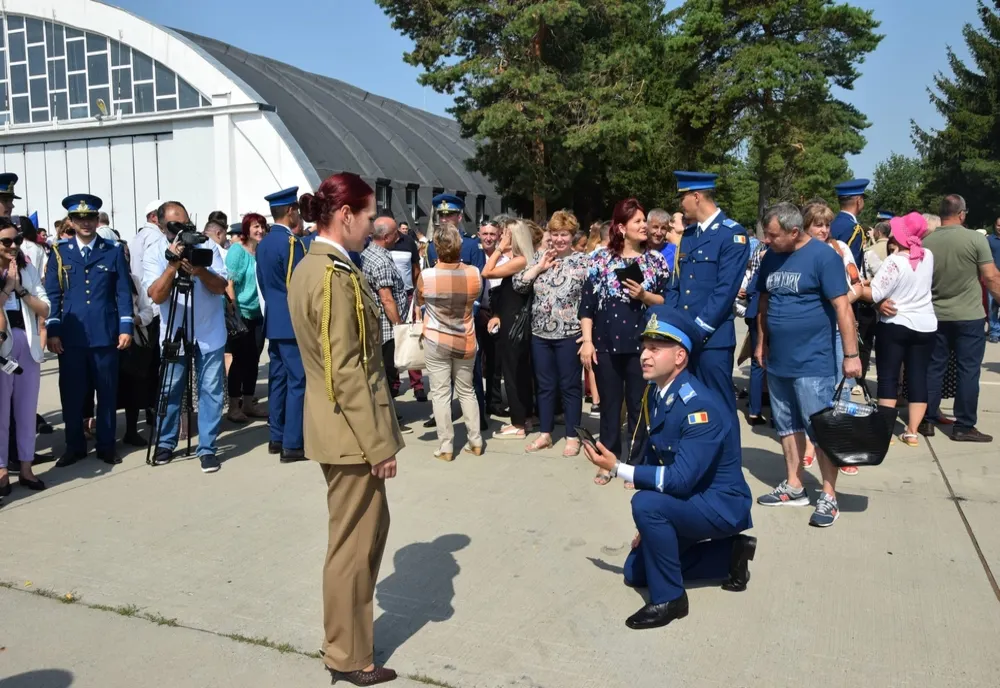 Cerere în căsătorie la ceremonia de absolvire