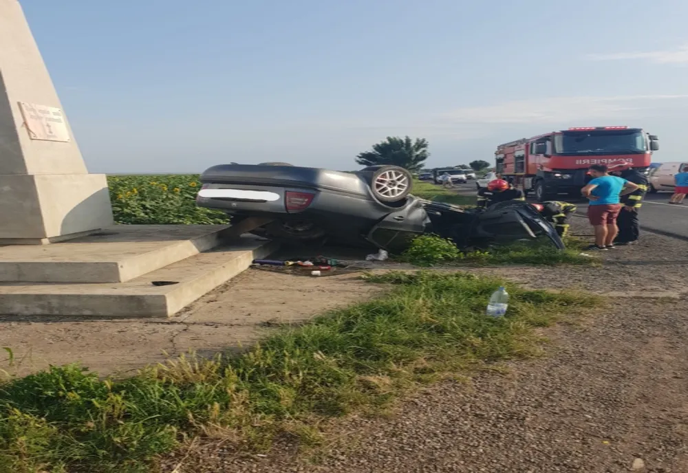 A întrat cu mașina într-o construcție de pe marginea drumului 