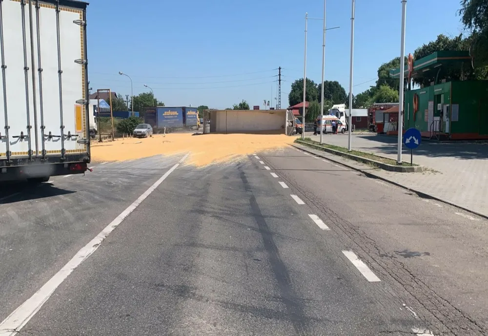 Trafic blocat pe DN1B. Cereale împrăștiate pe șosea