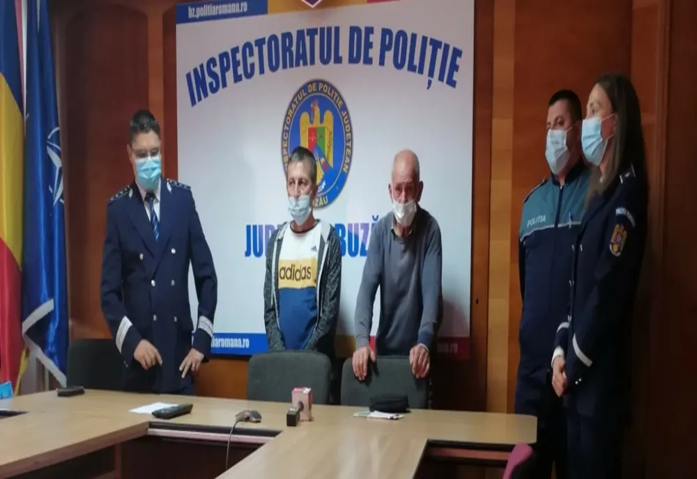 Video: Daruri simbolice din partea polițiștilor pentru doi buzoieni care au dat dovadă de spirit civic 