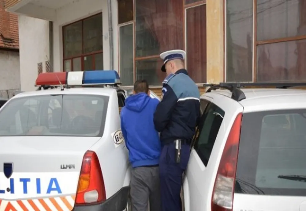 Reținut pentru furt din locuință și dintr-un autoturism