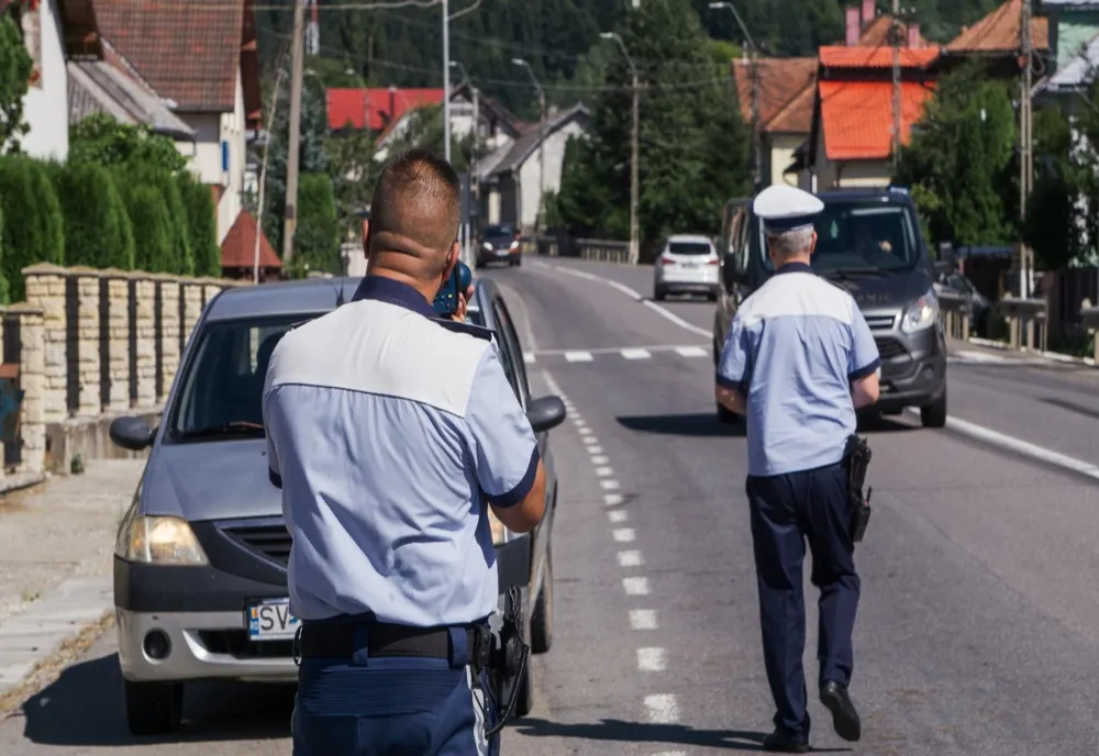 Peste 360 de sancţiuni contravenţionale constatate de poliţişti şi 59 de permise reţinute în week-end