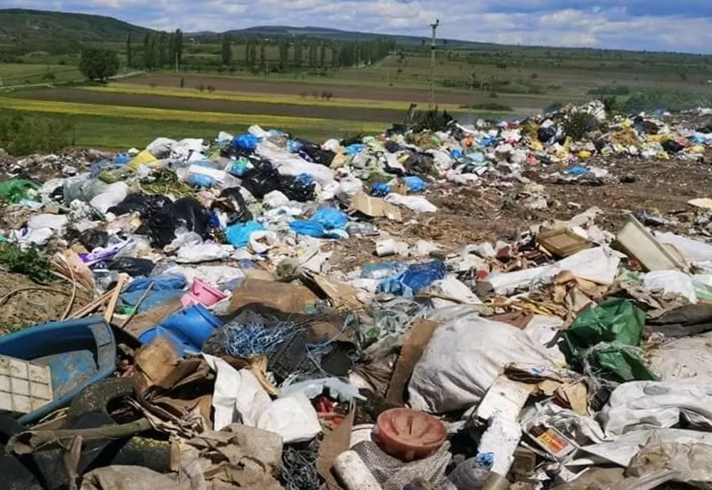 Au fost confiscate două autoutilitare, care transportau deșeuri de construcții
