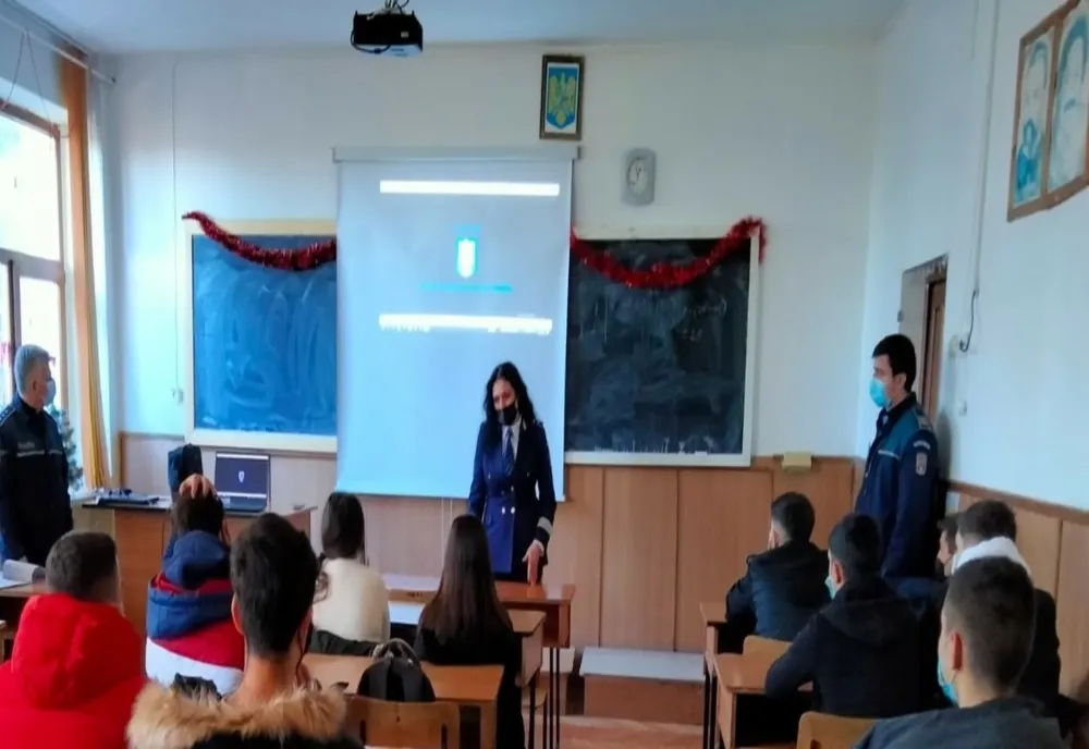 Video: Poliţiştii în dialog cu tinerii râmniceni
