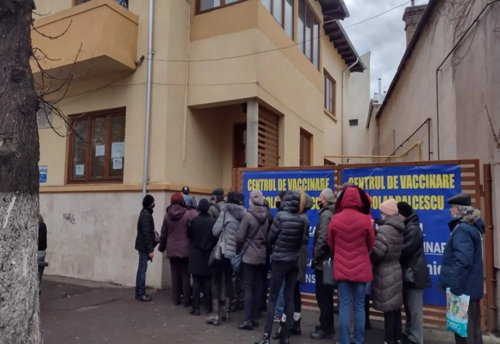 Cozi la centrele de vaccinare pentru ridicarea tichetelor de masă