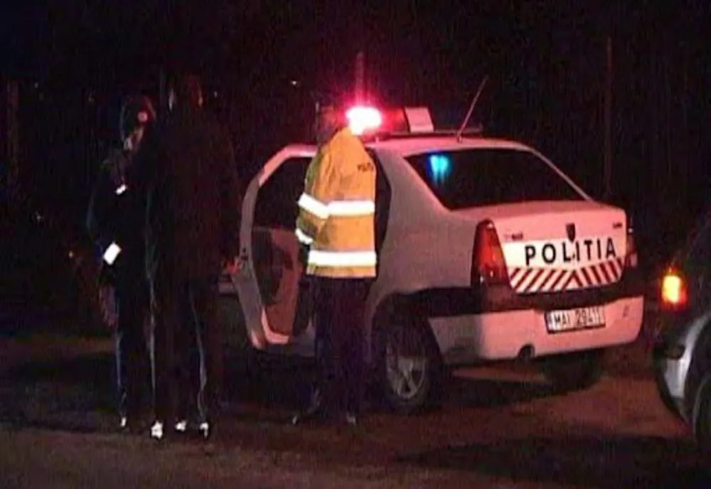 Poliţiştii au fost sesizaţi că două autoturisme au rămas blocate pe DJ203G, în afara localității Sărata Monteoru