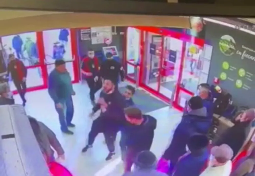 Un tânăr a provocat un scandal într-un magazin din Buzău după ce i s-a solicitat să poarte masca de protecție