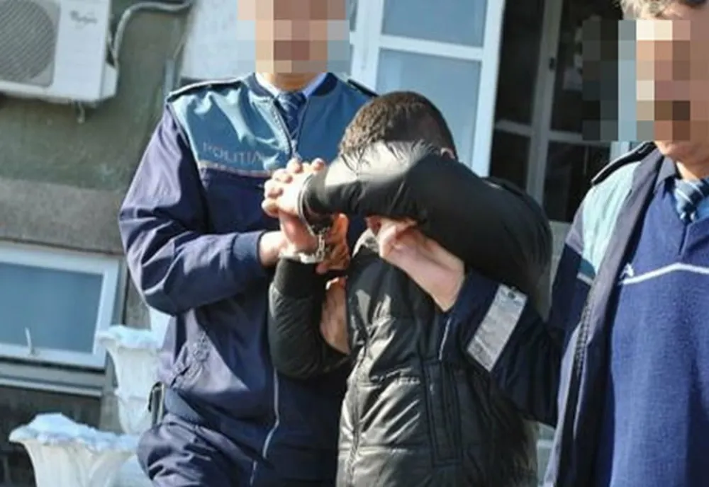Un minor de 13 ani a sustras sistemul audio dintr-o mașină parcată în fața porții proprietarului