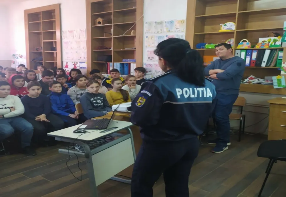 Polițiștii de la Siguranţă Şcolară, în dialog cu elevii Școlii Gimnaziale Scărişoara şi Liceului Tehnologic „Grigore C. Moisil” Buzău