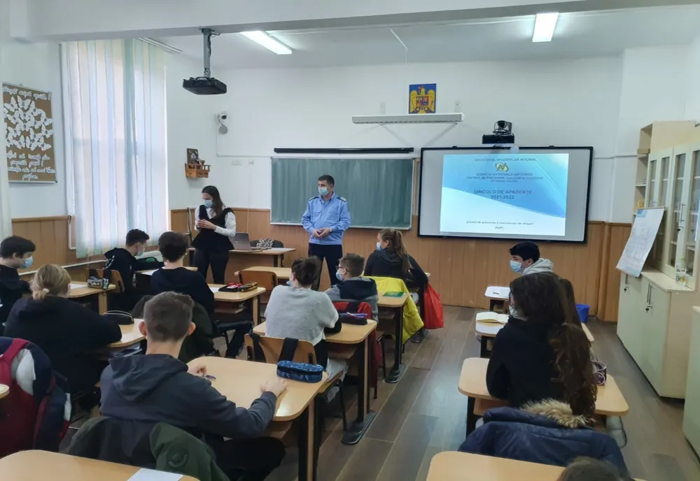 Polițiștii alături de liceenii de la Liceul Agricol „Dr. C. Angelescu Buzău”