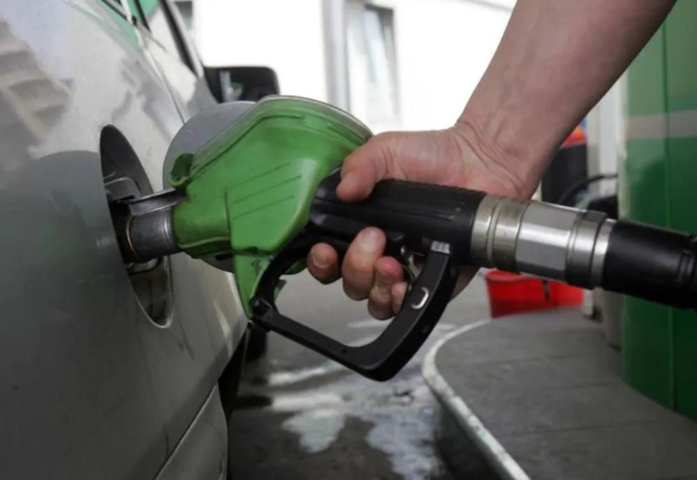 Coaliția stabilește luni dacă prelungește schema de compensare la carburanți 