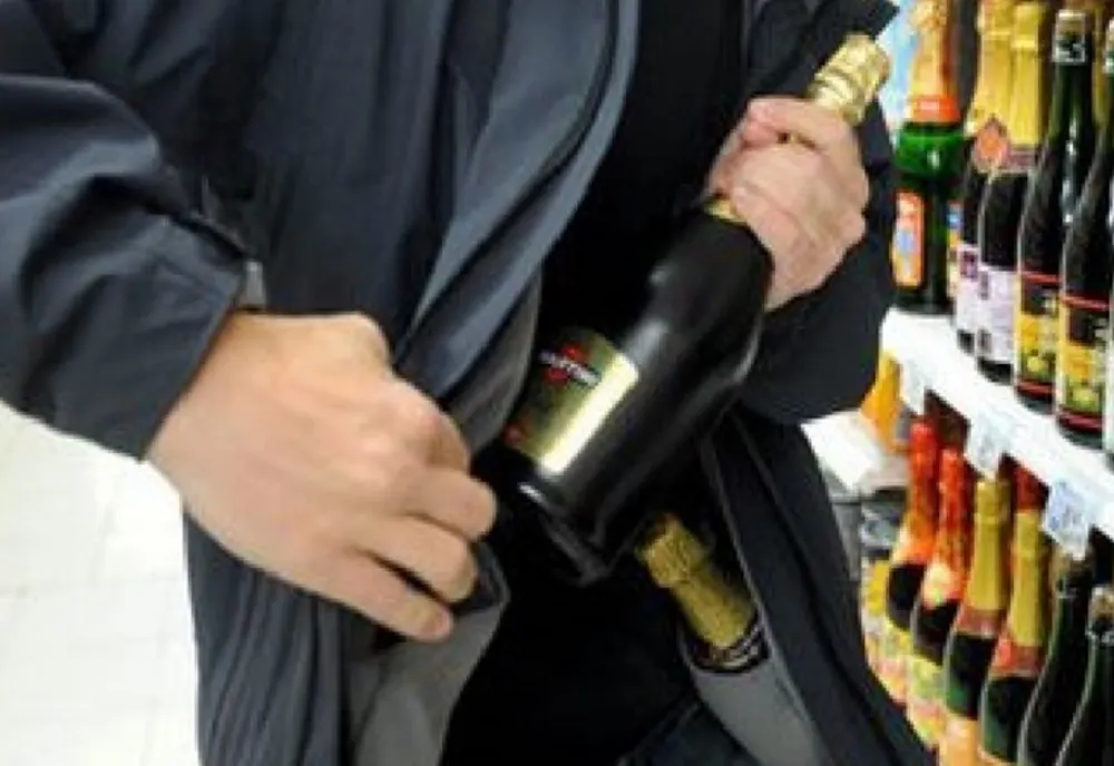 Bănuită de furt dintr-o societate comercială depistată de polițiști
