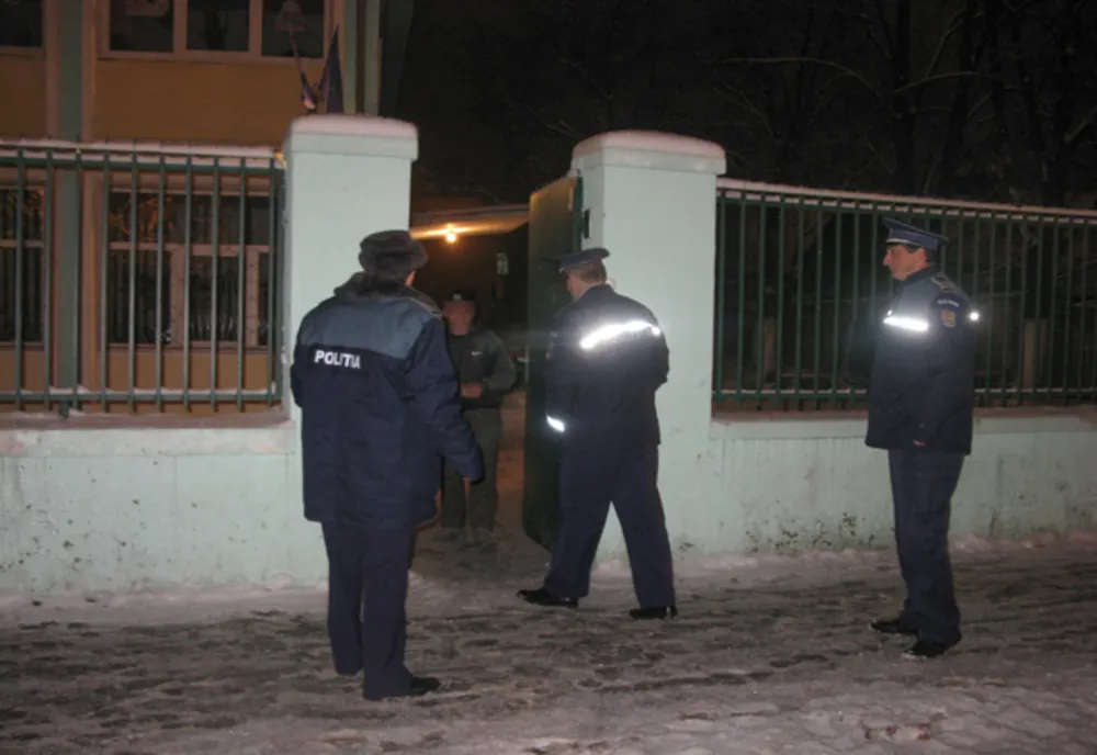Doi agenți de pază depistați dormind în timpul serviciului, iar un altul se afla sub influența alcoolului